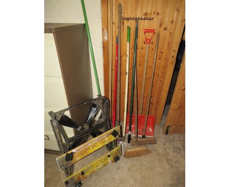 A QUANTITY OF ASSORTED HAND TOOLS ETC