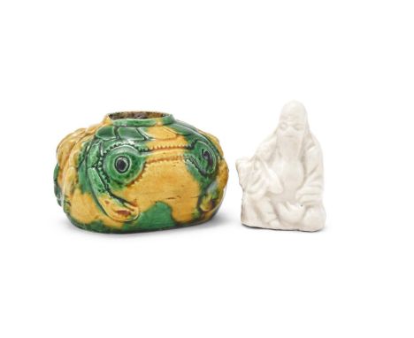 A Chinese Dehua joss stick holder and a small Famille Verte 'Crab' waterpot, Kangxi, the waterpot, 6.8cm long (2)清康熙 三彩水呈及德化小