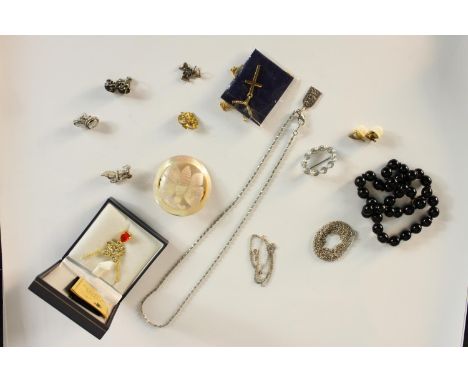 A collection of mixed jewellery, including a silver filigree wirework butterfly brooch, a black Feldspar bead necklace, a mot