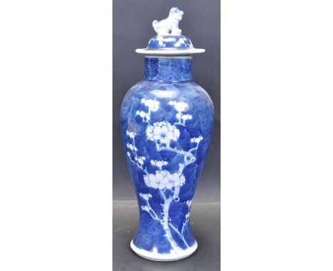 A 19th century Chinese oriental ceramic porcelain prunus blossom ginger jar with Foo Dog lid. The blue and white ginger jar h
