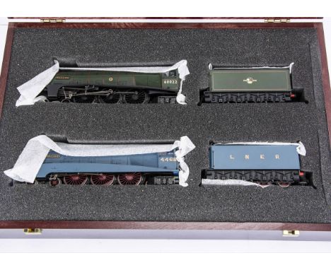Bachmann 00 Gauge LNER and BR Class A4 'Mallard' Steam Locomotives and Tenders Presentation Set, 961A-100S LNER blue 4468 'Ma