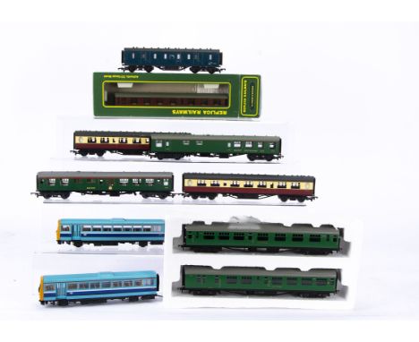 Hornby Bachmann Airfix 00 Gauge Multiple Unit and assorted Coaches, Hornby L6360 two car Pacer Unit two tone blue livery, two