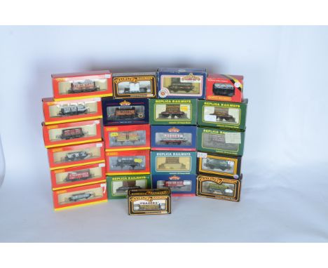 Hornby  Replica Mainline Bachmann 00 Gauge wagons, Replica Lowfit wagons with containers (5), Mainline conflat/lowfit wagons 