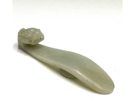 A Chinese jade belt hook, late Qing/Republic period, the plain shaft with bulbous-eyed dragon head terminal with mane, circul