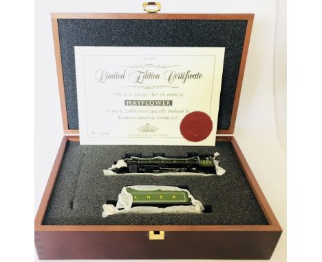 Bachmann 31-705 OO gauge wooden case presentation box LNER Mayflower No. 1306 steam locomotive limited edition certificated 9
