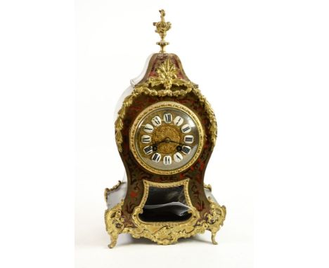 EARLY TWENTIETH CENTURY FRENCH BRASS AND RED SHELL BOULLE WORK MANTLE CLOCK, the twelve piece Roman dial with engraved gilt c