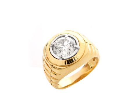 Man's Vintage Approx. 2.93 Carat Round Brilliant Cut Diamond and 14 Karat Yellow Gold Ring. Diamond L-M color, VS2 clarity. S