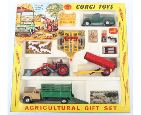 Corgi Toys boxed Agricultural Gift Set No.5, set containing 484 Livestock transporter and five pigs on pictorial stand, 69 Ma