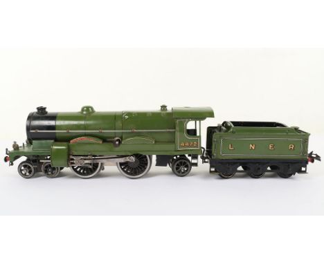 Hornby 0 gauge clockwork No.3 Flying Scotsman locomotive and tender, 4-4-2 engine 4472 and LNER tender finished in green line