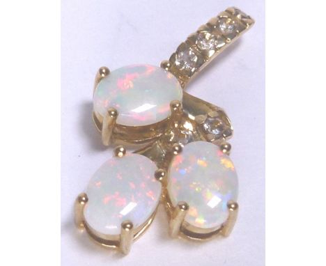 9 K MINTABIE JELLY OPAL PENDANT. 9 K gold mintabie jelly opal and topaz pendant, 2,23g