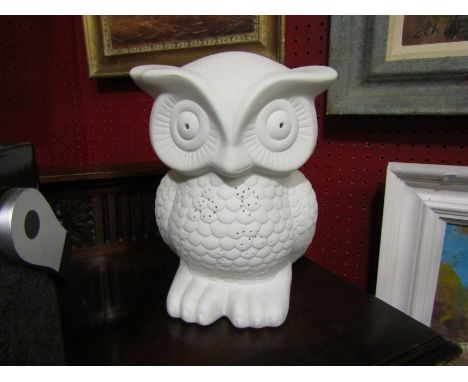 A modern white ceramic owl table lamp, 23cm tall 