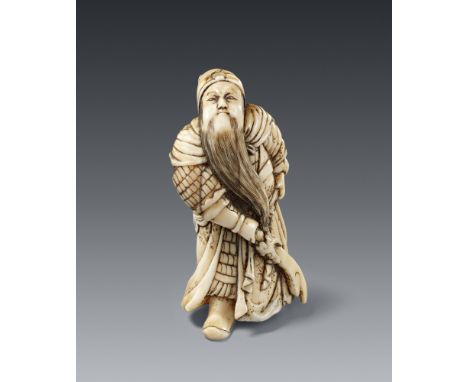 Netsuke des selbstbewussten Kan’u. Elfenbein. Mitte 19. Jh.Stehend mit angehobenem Kopf und besonders langem Bart, mit einem 
