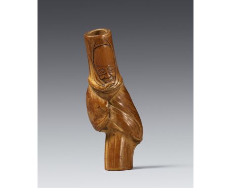 Netsuke des Fukurokuju. Verwachsenes Bambusrohr. 19. Jh.Aus einem Bambusrohr mit leichtem Knick wurde die in Gewänder gehüllt