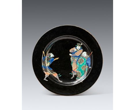 Famille noire-Teller mit Romanszene. Kangxi-Ära (1662-1722)Flacher Teller mit schräger Fahne, dekoriert im Spiegel in famille