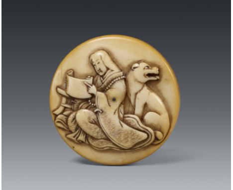 Manjū-Netsuke. Elfenbein. Mitte 19. Jh.Sign.: KeiminIn erhabenem Relief Fuse Hime, in einer Schriftrolle lesend, hinter ihr e
