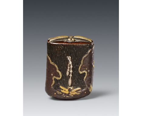 Sehr ungewöhnliches manjū-Netsuke. Holz und Metalle. 19. Jh.In Form der Spitze einer Schwertscheide aus schwarz lackiertem Ho