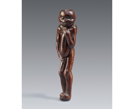 Netsuke eines stehenden kappa. Dunkles Holz. 19. Jh.Sign.: Minko und kaōNackt und verschämt stehend, mit einem verschmitzten 