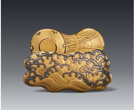 Ungewöhnliches manjū-Netsuke. Gold- und Silberlack. Spätes 18./19. Jh.Unregelmäßige Form. Auf hohen Wellen mit ausgreifenden 