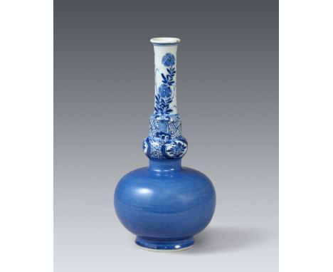 Kleine blau-weiße und puderblaue Kalebasse. Kangxi-Ära (1662–1722)Mit kugeligem, puderblaugglasiertem Bauch auf flachem Fuß, 