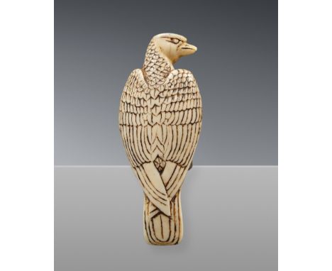 Netsuke eines großen Falken. Elfenbein. 19. Jh.Von flacher, langgestreckter Form den Kopf nach rechts gewandt, die Flügelspit