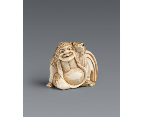 Netsuke eines Gama Sennin und Kröte. Elfenbein. 19. Jh.Sitzend, auf die rechte Hand aufgestützt, die linke Hand ruht auf dem 