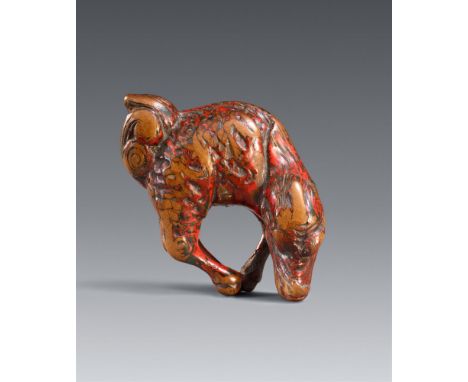 Netsuke eines grasendes kirins. Buchsbaum mit negoro-Lackfassung. 18./frühes 19. Jh.Mit eng zusammengestellten Hufen stehend,
