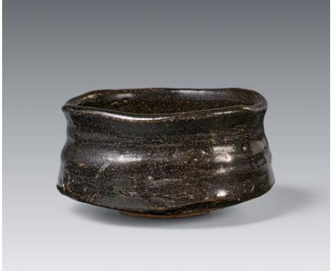Großes chawan. Seto-guro. Mino-Gebiet, Provinz Owari (Präfektur Gifu). Momoyama-/Edo-Zeit, spätes 16Von kräftiger Form mit we