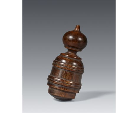Netsuke einer Bekrönung eines Brückenpfostens (giboshi). Rhinozeroshorn. 19./frühes 20. Jh.Möglicherweise eines Pfostens der 