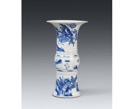 Blau-weiße Gu-Vase. Kangxi-Ära (1662-1722)Dekoriert in Unterglasurblau, auf dem hohen Fuß und am trompetenförmigen Hals mit L