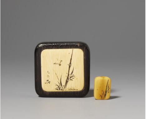 Abgerundet-quadratisches manjū-Netsuke. Tagayasan-Holz und Elfenbein. Osaka. Mitte 19. Jh.Sign.: Mitsuhiro und kaōEingelassen