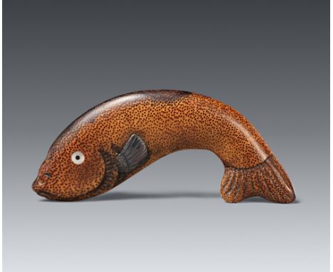 Netsuke eines großen stilisierten Karpfens. Bambus und Metall. 19. Jh.Sichelförmig, die Kiemenflosse aus versilbertem Metall,