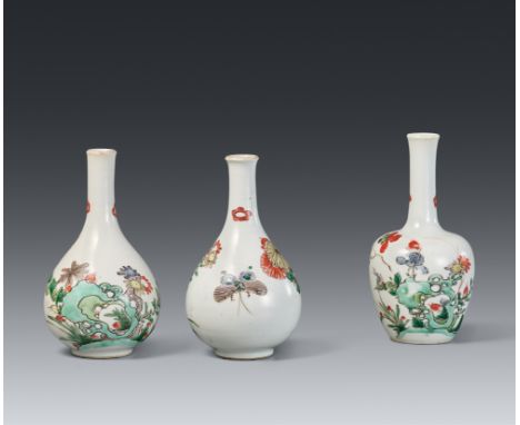 Drei kleine famille verte-Flaschenvasen. Kangxi-Ära (1662–1722)Zwei Vasen von Birnenform, eine mit ovalem Körper und schlanke