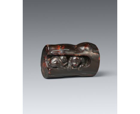 Netsuke zweier Affen in einem Baumstammsegment. Umimatsu. Möglicherweise Iwami. 18./19. Jh.Im unregelmäßigen Segment der Horn