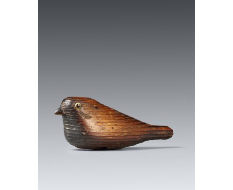 Netsuke eines stilisierter Vogels. Zedernholz. 19. Jh.Die Maserung des Holzes ist leicht ausgebürstet und erhält dadurch die 