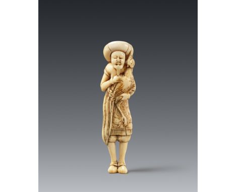 Netsuke eines Holländers mit Hahn. Elfenbein. 18. Jh.Stehend, mit beiden Händen einen langschwänzigen Hahn haltend und geklei