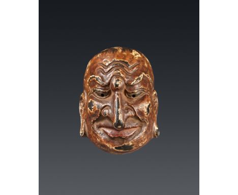 Gigaku-Masken-Netsuke des Chidō. Holz, farbig gefasst. Spätes 19./frühes 20. Jh.Sign. auf dem rückseitigen Steg: Tessai tō un