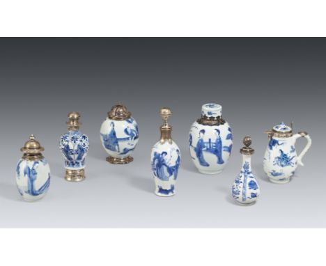 Sieben blau-weiße Gefäße mit Silbermontierung. Kangxi-Ära (1662-1722)Bestehend aus drei Teedosen, drei kleinen Vasen und eine