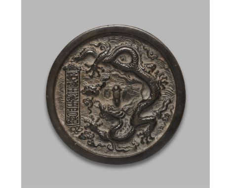 Spiegel. Bronze. Frühe Ming-Zeit, Hongwu-Ära, inschriftlich datiert 1389Rund, in glattem Rand in Relief ein fünfklauiger abst