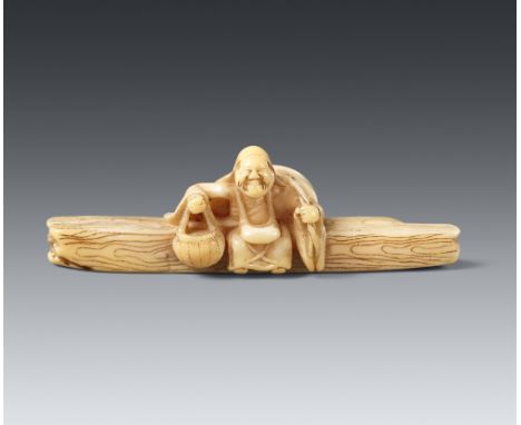 Netsuke der Ono no Komachi. Maritimes Elfenbein. 19. Jh.Die greise Dichterin sitzt mit Reisehut und Korb auf einem verfallend