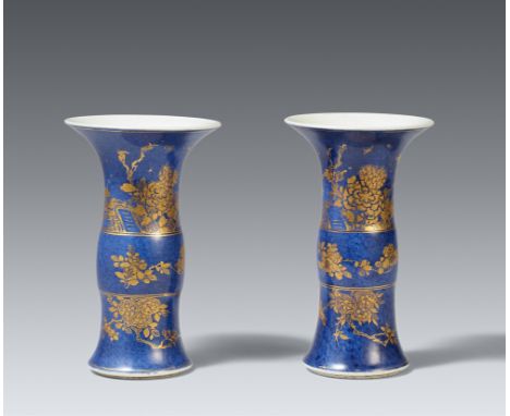 Paar puderblauer Bechervasen. Kangxi-Ära (1662–1722)Von gu-Form, golddekoriert in drei horizontalen Abschnitten mit Päonien, 