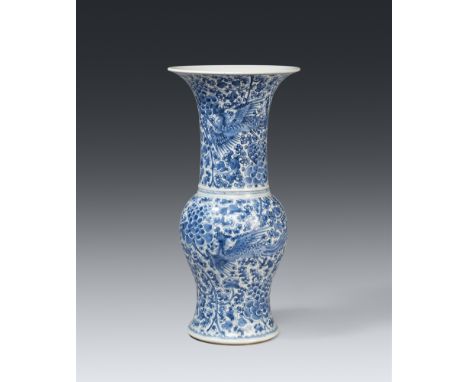Große blau-weiße Phönixschweifvase. Kangxi-Ära (1662-1722)Von yenyen-Form mit balusterförmigem Körper und Trompetenhals, deko