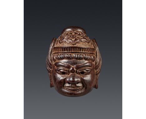 Gyōdō-Masken-Netsuke des Tamonten. Rotes Sandelholz (kōki). 19. Jh.Rundkopf mit aufgesträubten Haaren an den Schläfen und ein