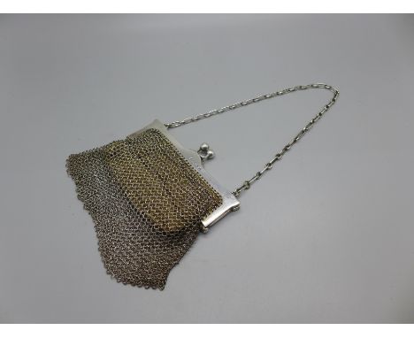 A silver chain mail purse, Birmingham 1914, 71g, 95mm wide 