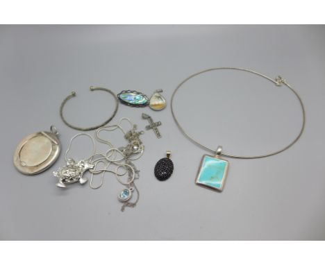 Silver jewellery, a silver compact, a/f, and a metal bangle 