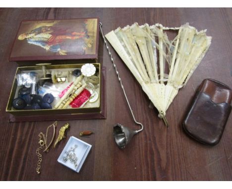 Jewellery, Bone sewing implements, mother of pearl cotton reels, A vintage fan- very a/f, snuffer