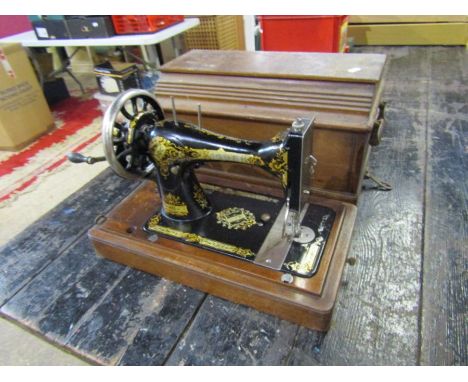 Vintage Singer sewing machine in wooden case&nbsp;