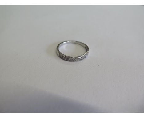 A 9ct white gold diamond ring, approx 0.10ct, size K, approx 1.3grams, in good condition 