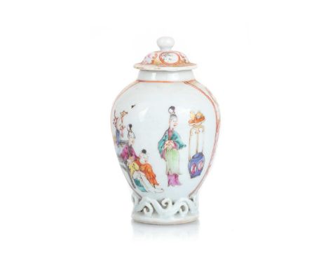 18TH CENTURY CHINESE LIDDED TEA CADDY, QIANLONG (1736 - 1795) of tapered form, decorated in the Mandarin palette, depicting a
