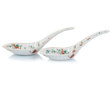 PAIR OF CHINESE FAMILLE ROSE PORCELAIN SPOONS, LATE 19TH / EARLY 20TH CENTURY each decorated with flowers, insects and bats, 
