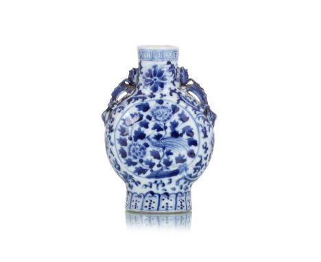 CHINESE BLUE & WHITE PORCELAIN MOON FLASK, LATE 19TH / EARLY 20TH CENTURY with applied chilong handles, hand painted with fol